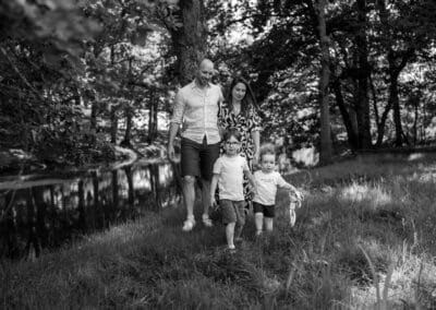 Séance famille en forêt
