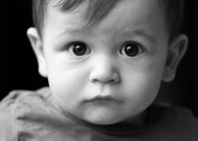 Portrait d&rsquo;enfant en noir et blanc – M & G